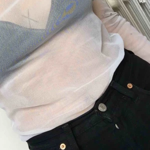  - Fin transparent långärmad tröja. Vit. Inköpt secondhand. Två små små fläckar man säkert kan få bort. Frakt 11kr