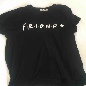  - friends-tröja från HM!  L men sitter bra oversized på mig som bär S!