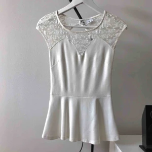  - En jättefin spetstopp från Gina Tricot. Använd men i fint skick! (Frakt tillkommer om den ska skickas)