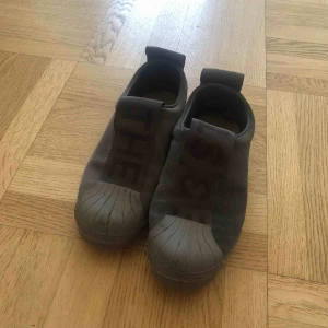  - Säljer ett par gråa mocka adidas  skor som tyvärr inte har kommit till så mycket användning. Kan mötas upp i Göteborg eller frakta 