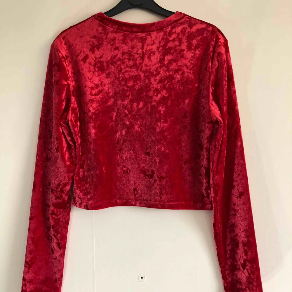 Röd tröja 🌀 kan mötas upp i Jönköping annars står köparen för frakten . Tröjor & Koftor.