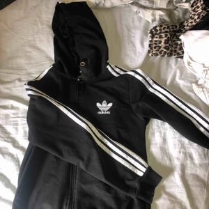  - Säljer denna Adidas kofta ish med dragkedja i storlek XS Köparen står för frakten om du inte bor i Linköping går att mötas upp så