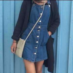  - Knappt använd jättefin jeansklänning i superfin blå färg perfekt till sommaren🦋🦋 Avtagbara hängslen!  