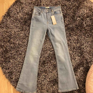  - Bootcut från Gina Tricot. Liten i storleken så mer en M än L. Prislapp kvar och endast testade. Finns i Karlskrona men kan skicka✨🦋 