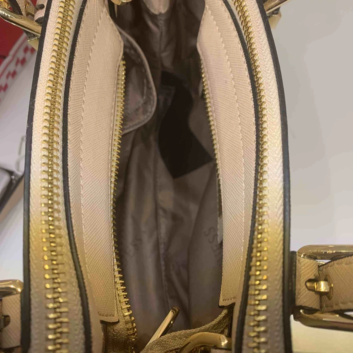 Väska från Guess - 90