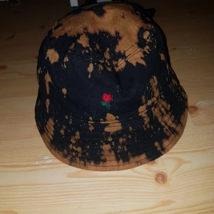 Hatt - Självgjord hatt med liten ros i fram 