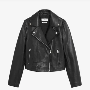  - As snygg skinnjacka ifrån mango, den är aldrig använd! (Säljer pga den är lite för liten för mig) Dma för fler bilder. Ordinarie pris : Ca 1200kr