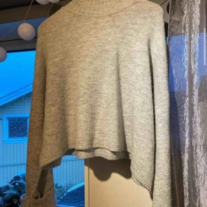  - Jätte mysig tröja från gina tricot. Den har vida armar och en polo. Super mysig på vår och sommar kvällar!💖