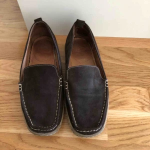  - Loafers till herr  Storlek: 40(lite större i strl) Äkta mocka 100 kr 🚫Djurfritt och rökfritt hem 📍 Hämtas i Mölnlycke 📦 Skickas, köpare står för frakt(63 kr)