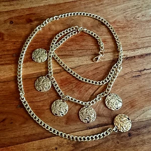 Midjekedja  - Jättefin guldig midjekedja som kan användas som skärp och midjebälte till byxor eller klänning mm. 80 kr, köpare står för frakt. 🎀