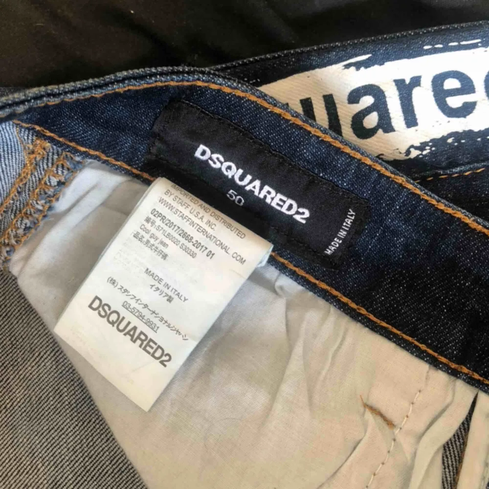 Dsquared2 jeans  Aldrig använda Tag sitter kvar Extra knappar följs med Strl 50 motsvarar strl 32 i svensk storlek.  Frakt 90kr. Jeans & Byxor.