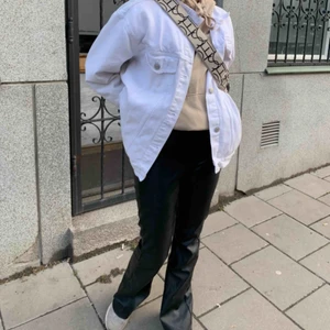  - Bootcuts i fake skinn, strl xxs men jag skulle säga att dom är en xs. skriv för fler bilder! ( säljer även väskbandet för 50kr)