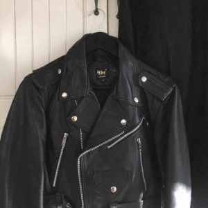  - Jättefin och cool äkta skinnjacka med silverdetaljer. Som ny. Storlek S. Kort modell. Perfekt till våren. 