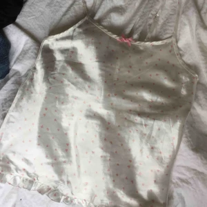 Line  - En fin stop! Men en riset längt upp och små rosa hjärtan på!🍄fint skick