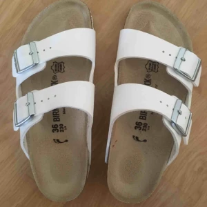  - Vita birkenstocks använda max 2 gånger, som helt nya. Äkta, köpta på weekday, orginalpris 800 kr. Kan tänka mig gå ned lite i pris vid frakt, annars kan jag mötas upp i Lund, Malmö eller Staffanstorp. Hör av er vid fler frågor :) 