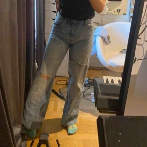  - Intressekoll på de här sjukt coola jeansen, köpte dom på monki och det är modellen Yoko! Jag har även gjort om dom lite själv så dome helt unika!