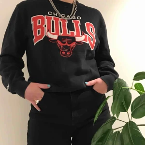  - 🤩Frän Chicago Bulls sweatshirt🤩 Bra skick trots åldern. Oversize M så passar allt från S-L. Köpt för ca 60USD~605SEK på nbastore.eu