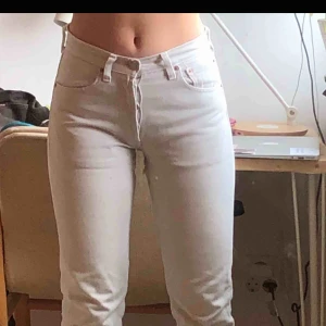  - Supersnygga Levis jeans som är benvita.Har bara använts ett fåtal gånger pågrund av att dem inte sitter så bra på mig.Dem har ett litet hål nere vid grenen men det är enkelt att sy igen, W=27 L=32 Priset går att diskuteras,kan mötas upp i Tc🌟