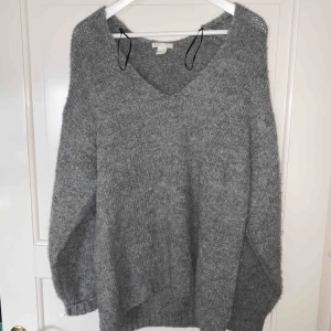 - Snygg, grå, stickad tröja från HM. Mycket sällan använd, skönt material och lite oversized i passformen. Fler bilder kan skickas, frakt ingår ej.