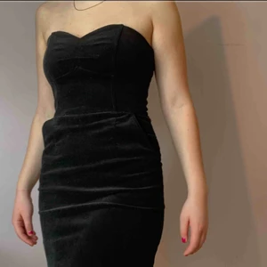  - Svart ärmlös miniklänning i ett manchesterliknande material🖤 Supergullig med en handväska och klackar😉👛👠👗✨ 