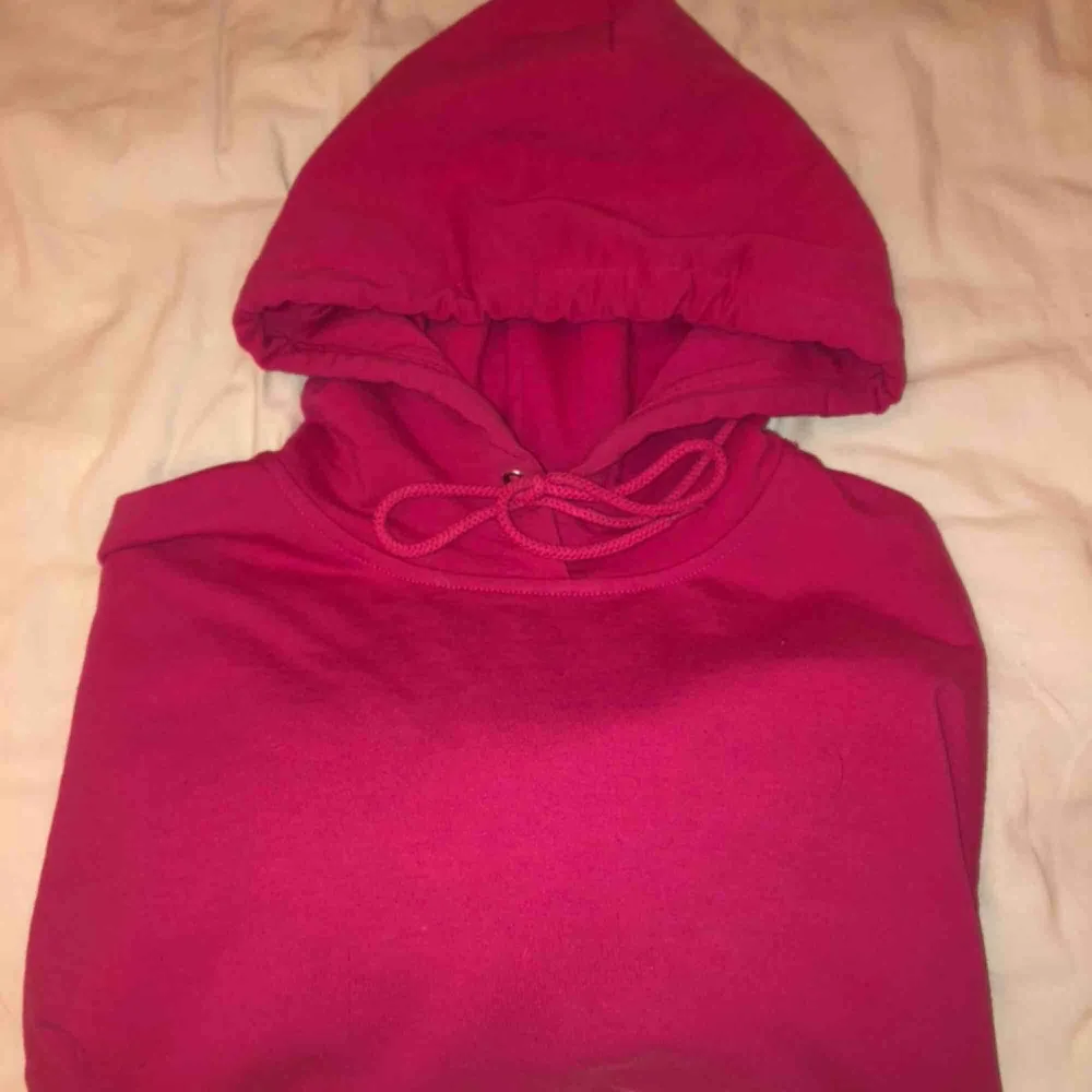 Jättefin rosa hoodie från märket stay🧚🏻‍♀️ står XS men sitter mer som en S beroende på om man vill ha den oversized🥰 ev frakt betalar köparen❤️. Hoodies.