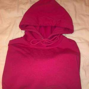 Jättefin rosa hoodie från märket stay🧚🏻‍♀️ står XS men sitter mer som en S beroende på om man vill ha den oversized🥰 ev frakt betalar köparen❤️