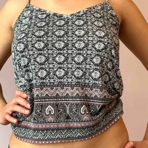  - Snyggt linne med smala band och fint mönster🍇 i gott skick🥰