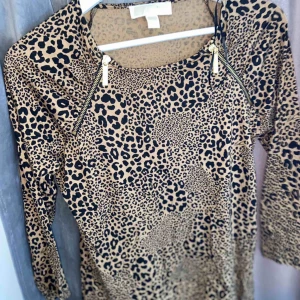  - Beige leopardmönstrad Michael Kors topp, den är i ett superfint skick då den aldrig har använts, köpt i höstas. Superfin med de guldiga detaljerna på dragkedjan.