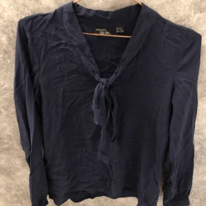 Blus - Supersöt marinblå blus som tyvärr har blivit för liten för mig, skulle behöva strykas👚🦋🧞‍♂️ köparen står för frakten🥰