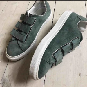  -   Säljer tyvärr dessa snygga skor😩. Köptes på plick men var tyvärr förstora. Originalpris 1499kr, slutsåld på hemsidan ( bilderna är lånade från den tidigare ägaren) använda 1 gång av den tidigare ägaren.  Bud: 500kr 💕