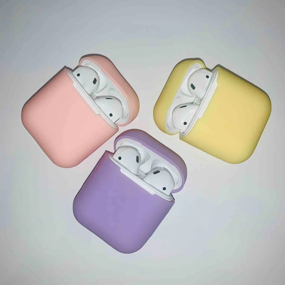 Air Pods skydd till fodralet  Finns i färgerna: Gul, Röd, Rosa, Lila, Svart. 79 kr inklusive frakt . Accessoarer.