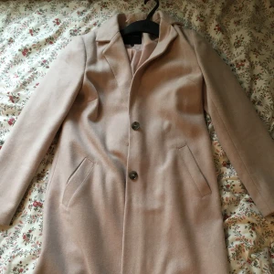 Kappa - Jättefin och oanvänd kappa i storlek 6. Passar XS och Small, skulle säkert kunna passa en medium också. Säljes då den aldrig kommit till användning. Kappan passar bra till vår och höst.  Köparen står för frakt!