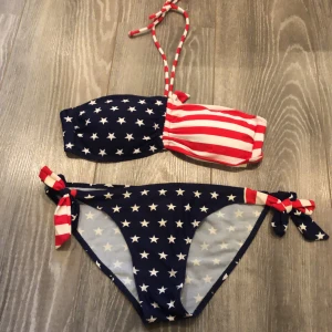 Bikini  - Fin bikini i USA-tema. Aldrig använd. Storlek 38 i båda delarna. Köparen står för frakten. Fraktar endast.