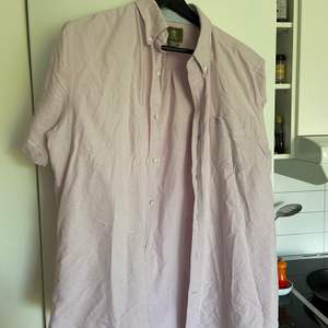 Sååå fin kortärmad skjorta från Timberland i pastellfärg, lila/rosa. Köpt secondhand och i fint skick förutom en liiten missfärgning och ett litet hål från prislappen som jag försökte ta bild på. Syns dock inte om man inte står jättenära tycker jag. 💕