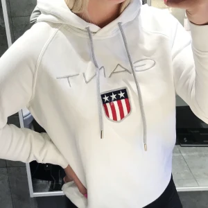 Gant hoddie 🤍 - Säljer min gant hoddie då den ej kommer till användning längre.  Jätte fin och inga fläckar eller slitningar. Använd ca 5 ggr. Precis som ny.  Strl S  Nypris 1199kr mitt pris 370kr💞💕💓