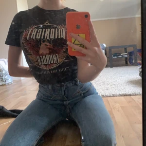 T-shirt från gina tricot - svart tröja med tryck från gina tricot i strl. xs! sparsamt använd!💕 40kr+ frakt!