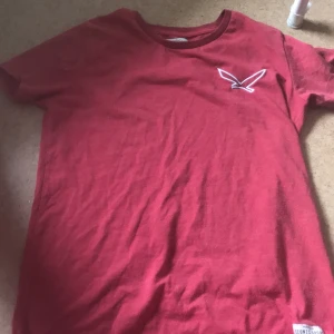 Röd tshirt - köparen står för  frakt