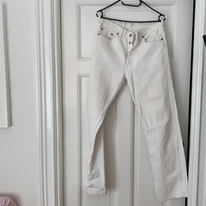 Vita Levis jeans - Vita Levis jeans, vet ej storleken men jag brukar ha ungefär 27/32 elr 28/32 annars