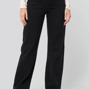 Långa jenas från nakd - Svarta jeans från nakd. I storlek 34 som även är slut på hemsidan. Hon på andra bilden är 164 cm. Tror dom passar bra på en som är 170 -175cm. Har använt dom en del men dom är i bra skick.  Köparen står för frakten 💖