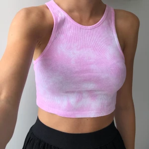 Tiedye linne 14: - Ett supersnyggt tie-dye färgat linne i en croppad modell. Har aldrig använt så det är nyskick. Frakt tillkommer på 25kr. Eftersom dessa linnen är väldigt populära och många vill köpa är det viktigt att man kan swisha direkt! :) se min profil för fler!!