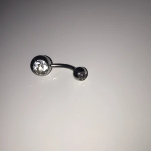Navelpiercing - Navelpiercing. Fler färger finns. In och kika på Instagram där jag säljer massa piercingar. Piercingar_saljes och piercingar_saljes1