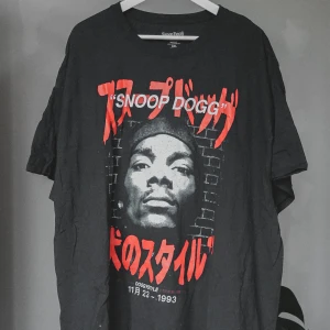 Snoop dogg tshirt - Snygg snoop dogg T-shirt. Storlek XXL, riktigt oversize. Använd ett fåtal gånger, men legat i garderoben i en evighet nu.