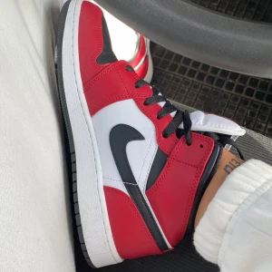 Air Jordan Mid Chicago Black Toe  - Använda max 3 gånger, bra skick! Lägger ut för 1800 men ni får buda i kommentarerna 🤏🏽 AVSLUTAS IDAG!!! Högsta bud 2000💕