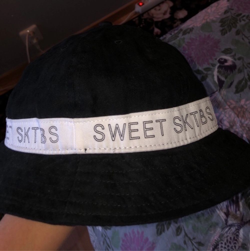 Sweet sktbs bucket hat | Plick Second Hand