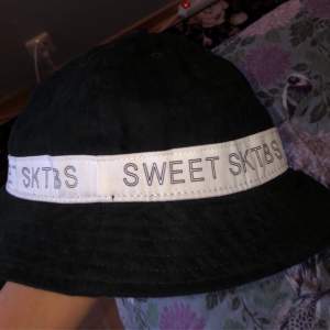 Säljer min bucket hat från sweet sktbs då jag aldrig använt den, köparen står för frakt:)