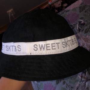 Säljer min bucket hat från sweet sktbs då jag aldrig använt den, köparen står för frakt:)
