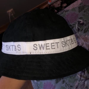 Sweet sktbs bucket hat - Säljer min bucket hat från sweet sktbs då jag aldrig använt den, köparen står för frakt:)