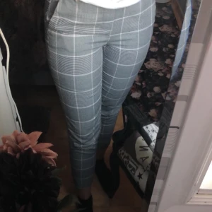 Rutiga kostymbyxor  - Säljer mina kostymbyxor från Only då dom är för små. Använda fåtal gånger så i princip nyskick, köparen står för frakt!