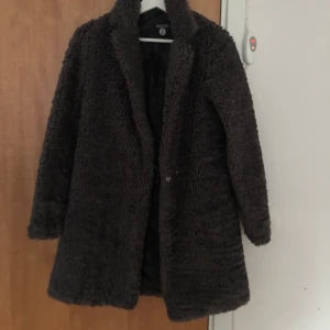 Puff kappa i grått från boohoo - En puffig pälsjacka i grått. Köpt på boohoo för några år sen. Ska vara två knappar men en har gått av och därav prisminskningen. 