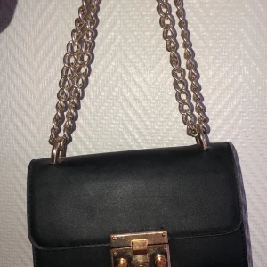 Handväska - Handväska från zalando. Tappat lite färg på guldet, de sista bilden 